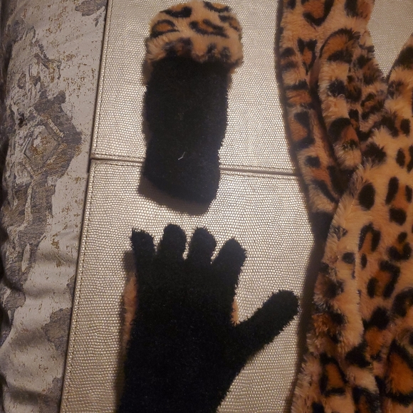 Its almost summer but its STILL COLD at W... leopard Fleece scarf/ mitten set - Picture 4 of 7